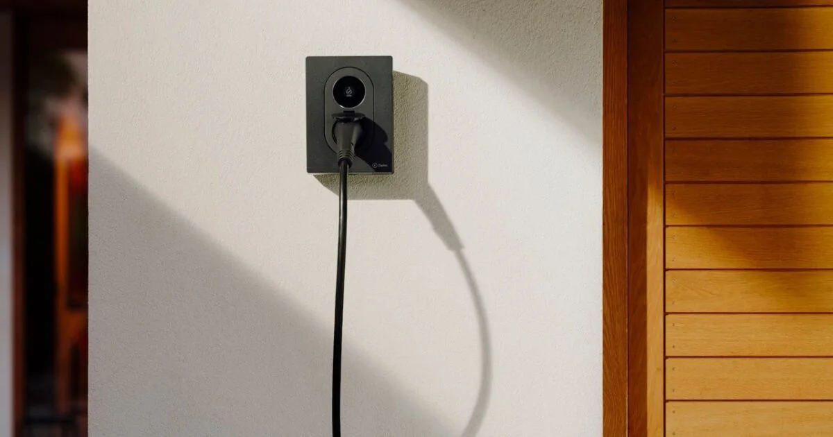 Zaptec Go 2 laadpaal bij een woning, officiële productfoto
