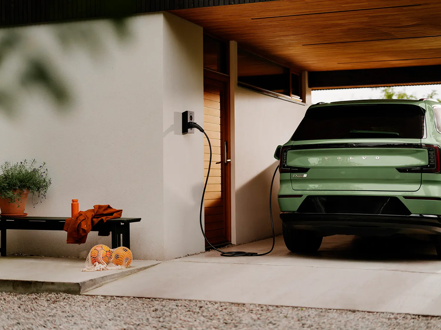 Elektrische auto bij een moderne woning met laadpunt