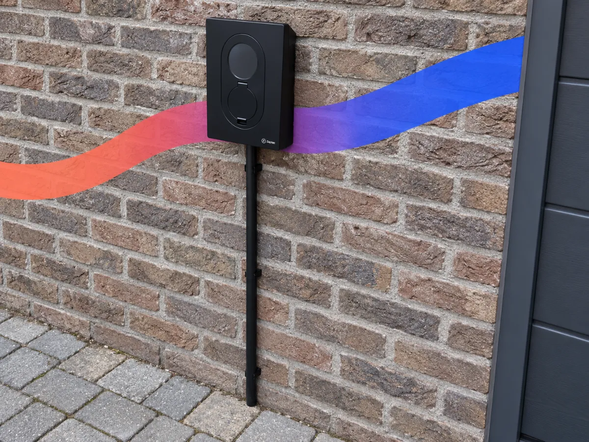 Zaptec-laadpaal aan een bakstenen gevel naast een oprit