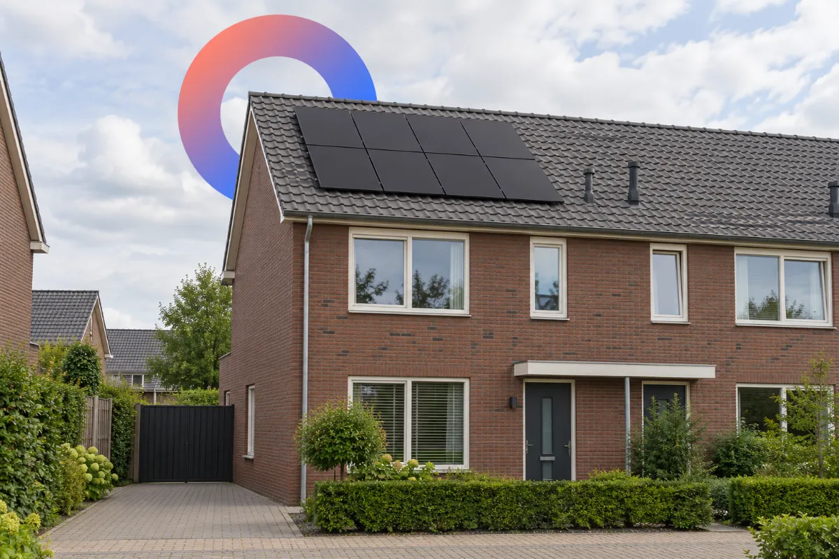 Woning met zwarte zonnepanelen op het dak