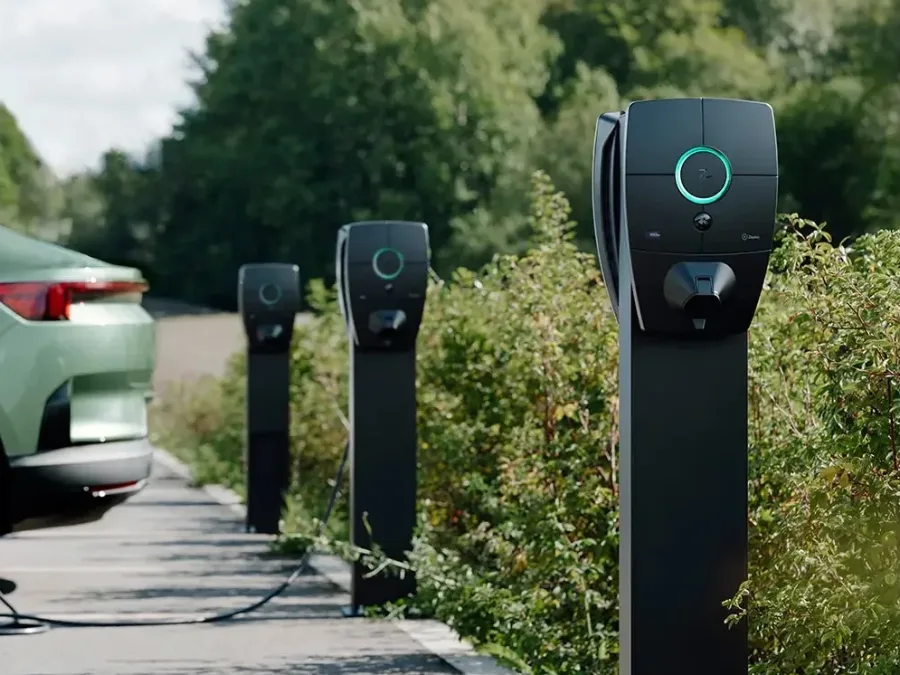 Zaptec-laadpunten op een bedrijfsparkeerplaats, met een elektrische auto aan de lader