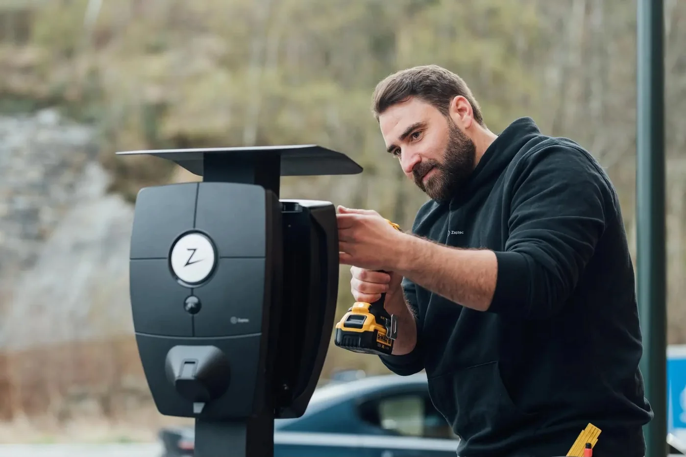 Installateur monteert een Zaptec Pro-laadpunt